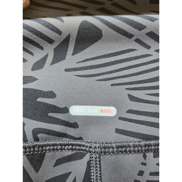 AERIE Chill Play Move Palm Tree Leaves 7/8 Length Leggings Small Gray Black - Picture 7 of 15